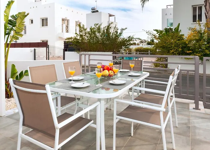 Katherine - Nissi Area * Ayía Nápa